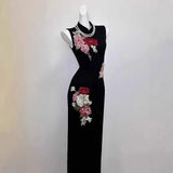 MQTIME  -  China Eldest Lady Wearing A Heavy-duty Embroidered National Style Dress with A Sense of Elegance